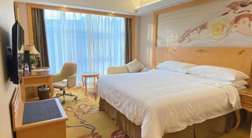 Vienna Hotel (Shenzhen Qinghu Metro Station) 35/54