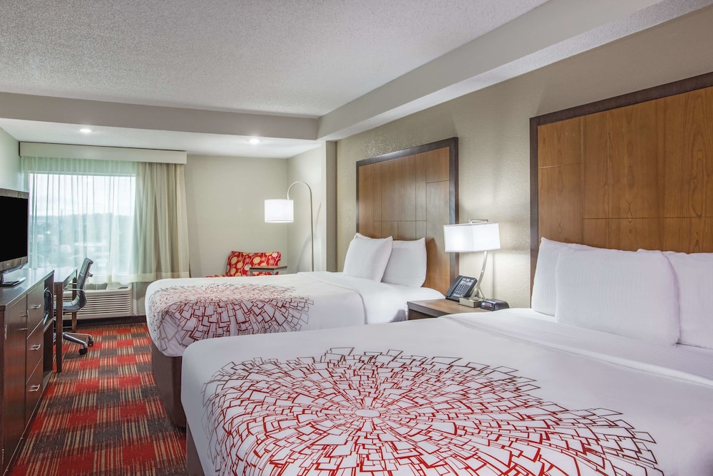 La Quinta Inn & Suites by Wyndham DC Metro Capital Beltway 16/55