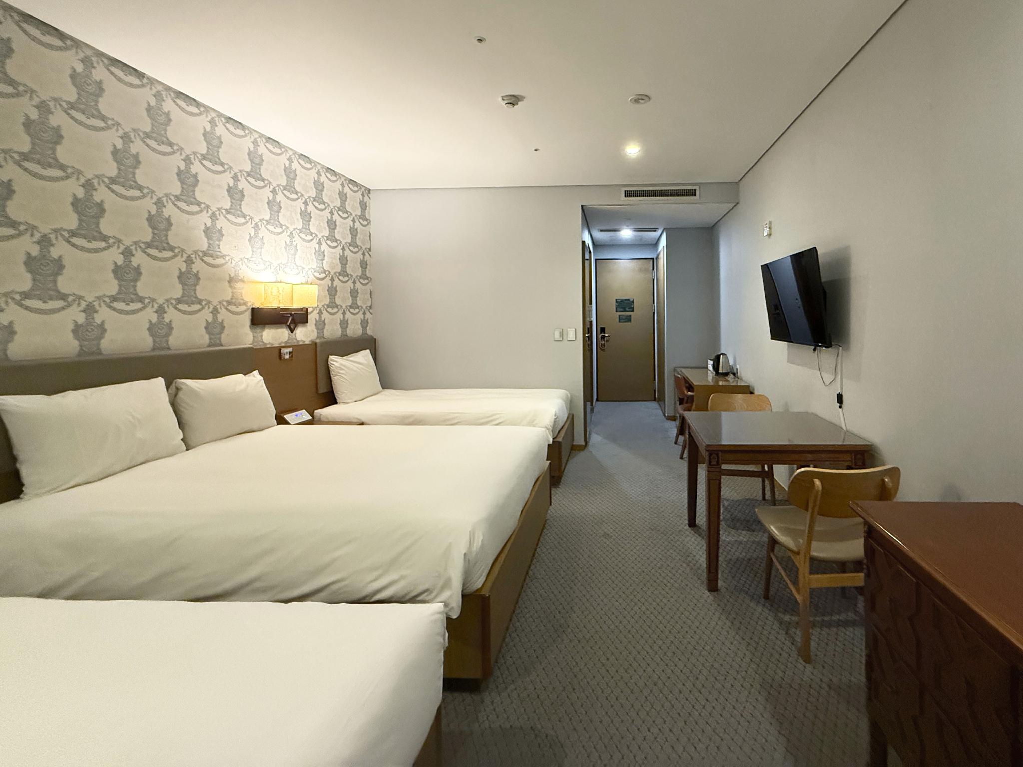 غرفة ثلاثية بسرير مزدوج وسريرين منفصلين، Mohenic Hotel Seoul Myeongdong 2/4