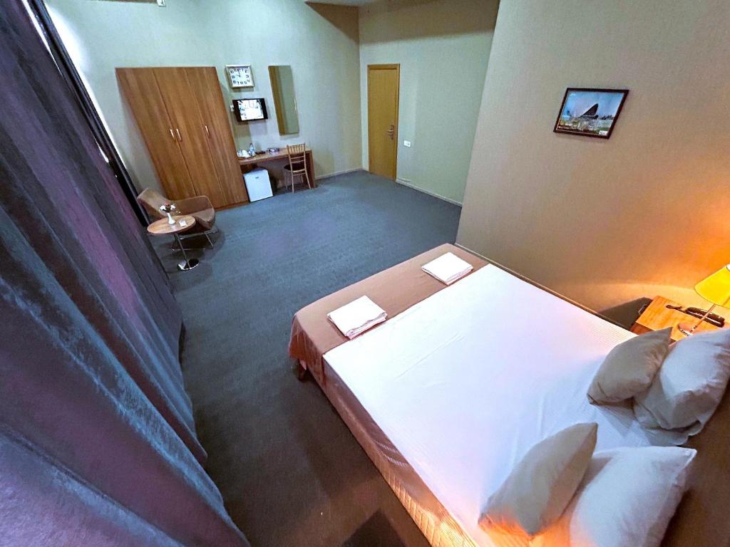 Deluxe, Double Bed, Pool Access