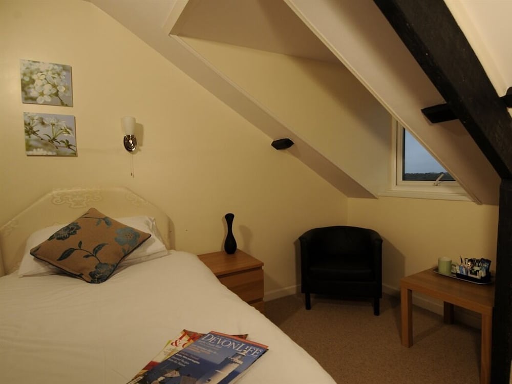 Gallery Guesthouse 15/24