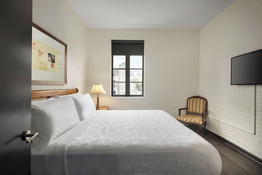 1 BEDROOM, SUITE