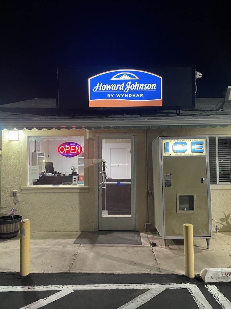 Howard Johnson by Wyndham Ridgecrest, CA 51/63