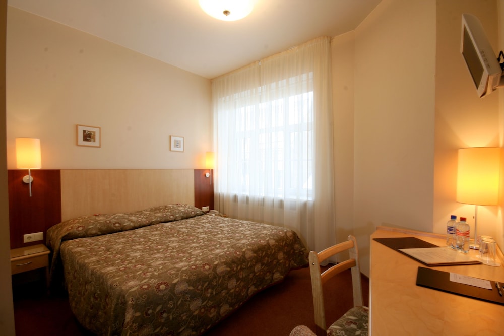 ROOM, DOUBLE OR TWIN BED