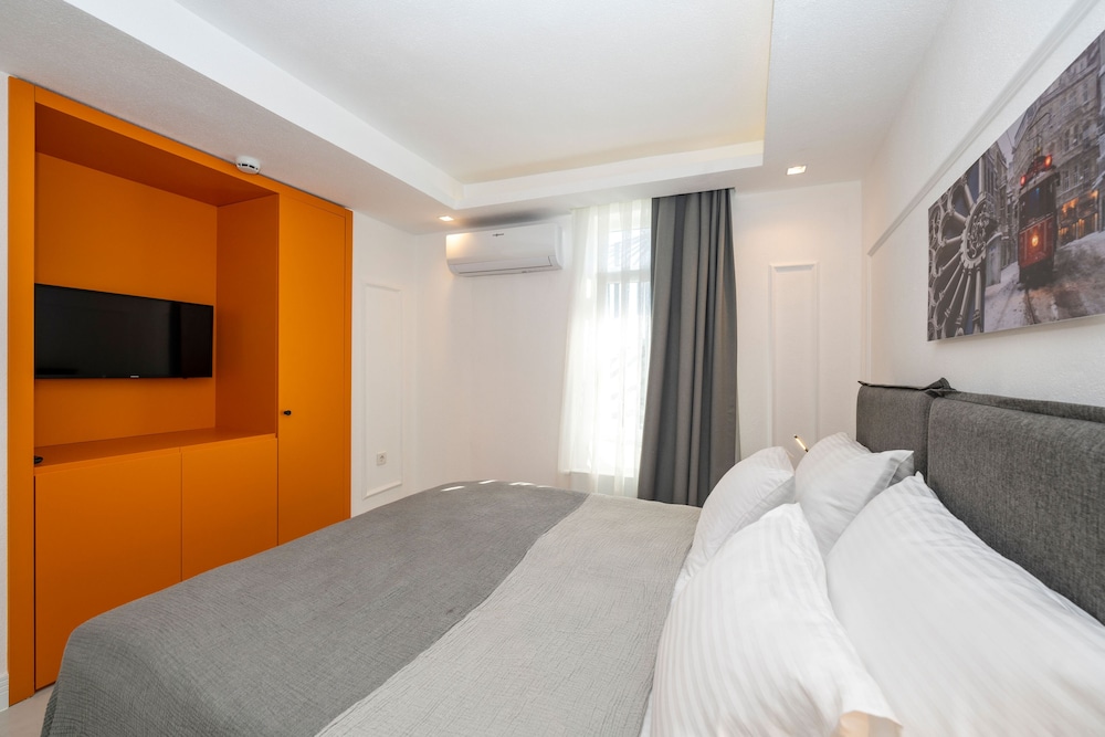 DELUXE, SUITE