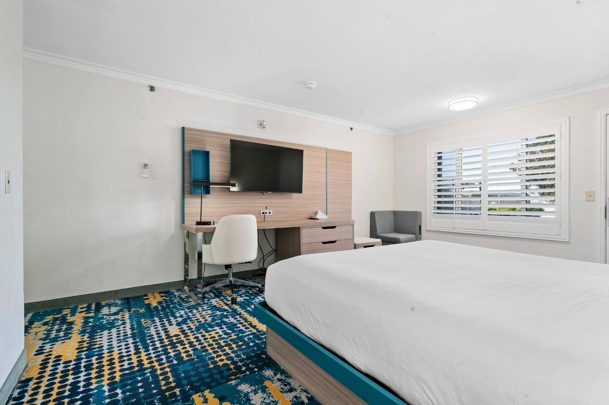 Cozy, Renovated, King Bed, Accessible