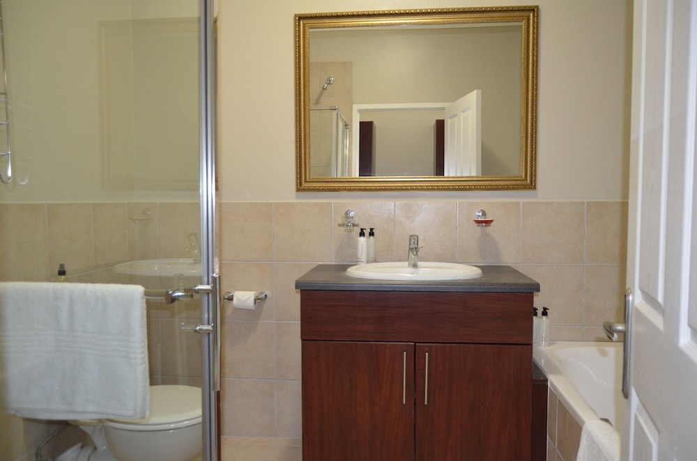 Mandyville Hotel 48/51