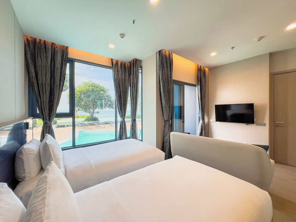 DELUXE, TWIN BEDS, POOL ACCESS