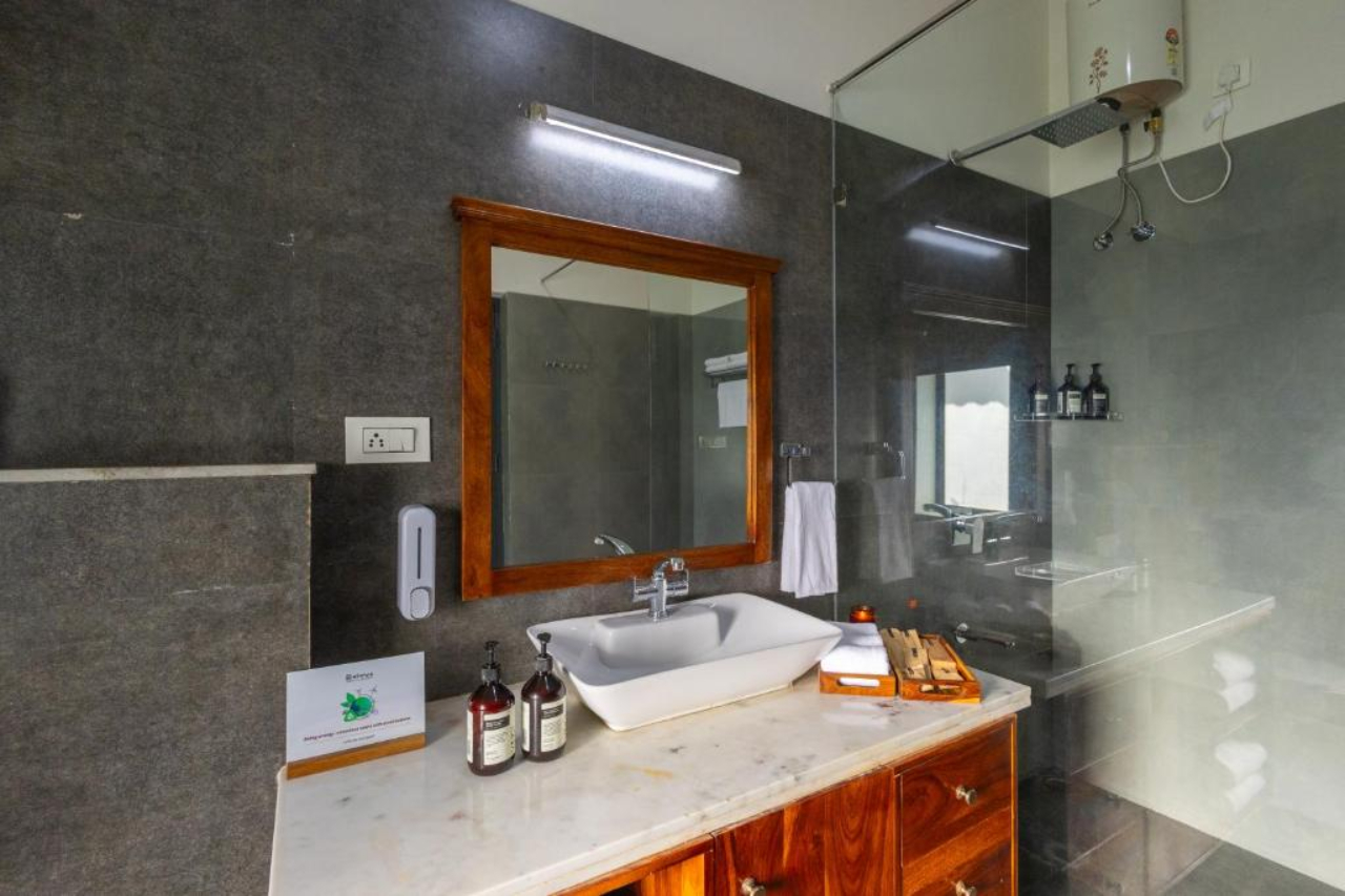 ELIVAAS Raas Stays 4 BHK Retreat with Pvt Pool & Scenic Aravali Views 16/17