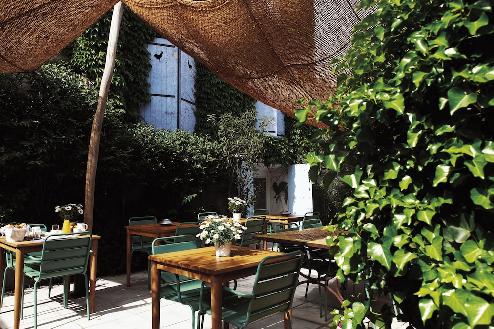 Coq Hotel 30/50