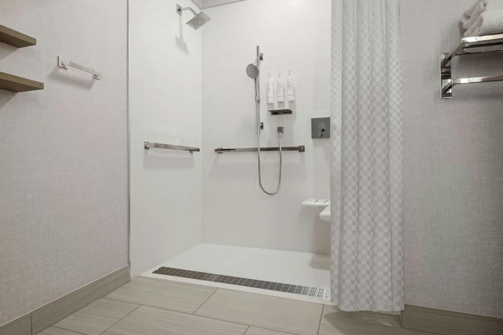 غرفة بسرير كينج مع دخول صالة النادي، Saddle Brook Marriott 6/6