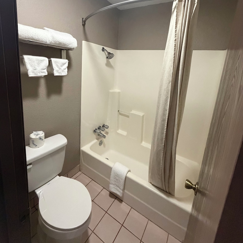 Colonial Inn 41/47