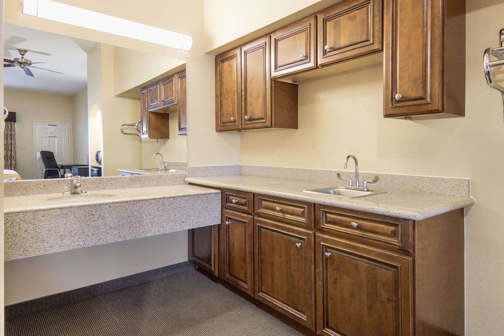 Days Inn By Wyndham Baytown East 47/50
