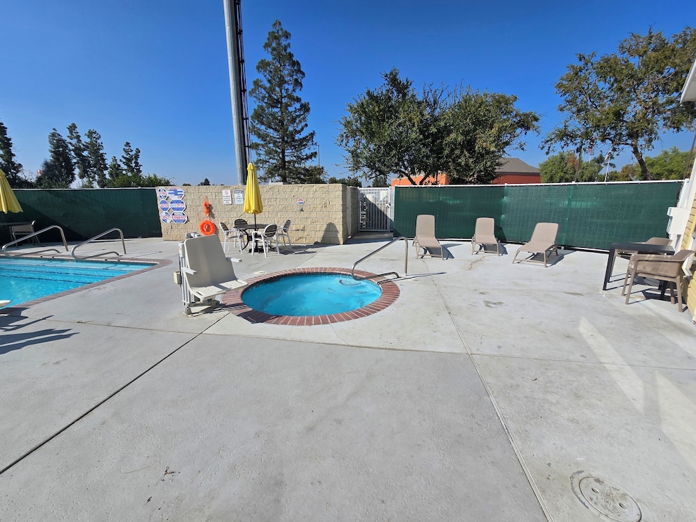 Quality Inn & Suites Tulare CA 42/50