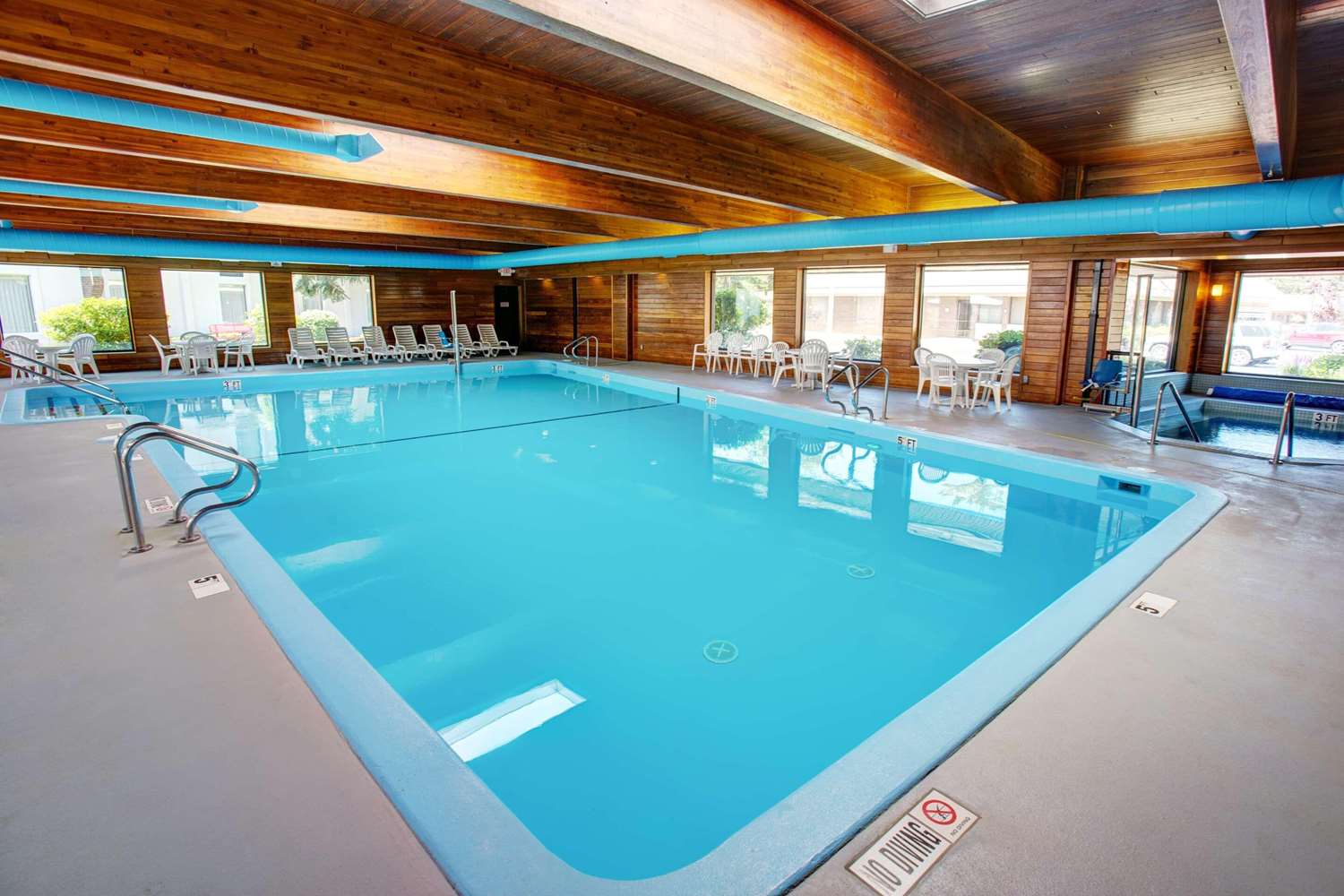 Country Inn and Suites by Radisson, Traverse City, MI 24/46
