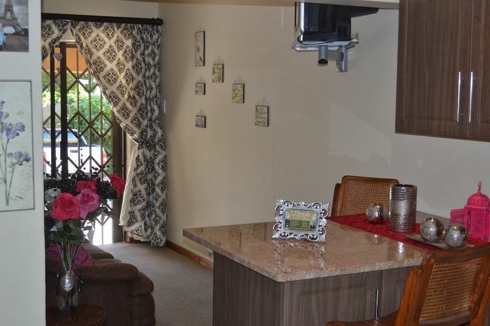 Ikhanda Guesthouse 1/17