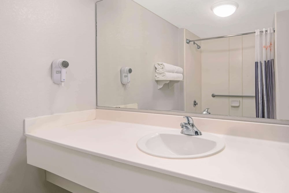 La Quinta Inn & Suites by Wyndham San Antonio Airport 14/63