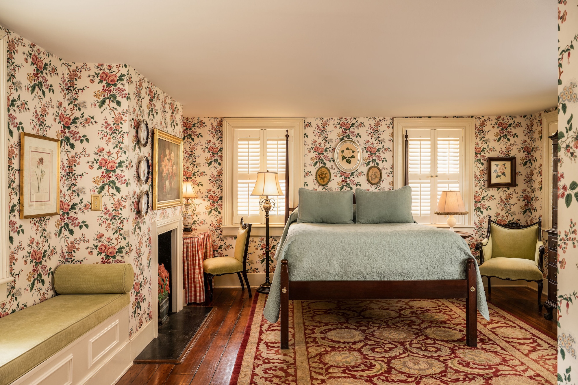 QUEEN BED