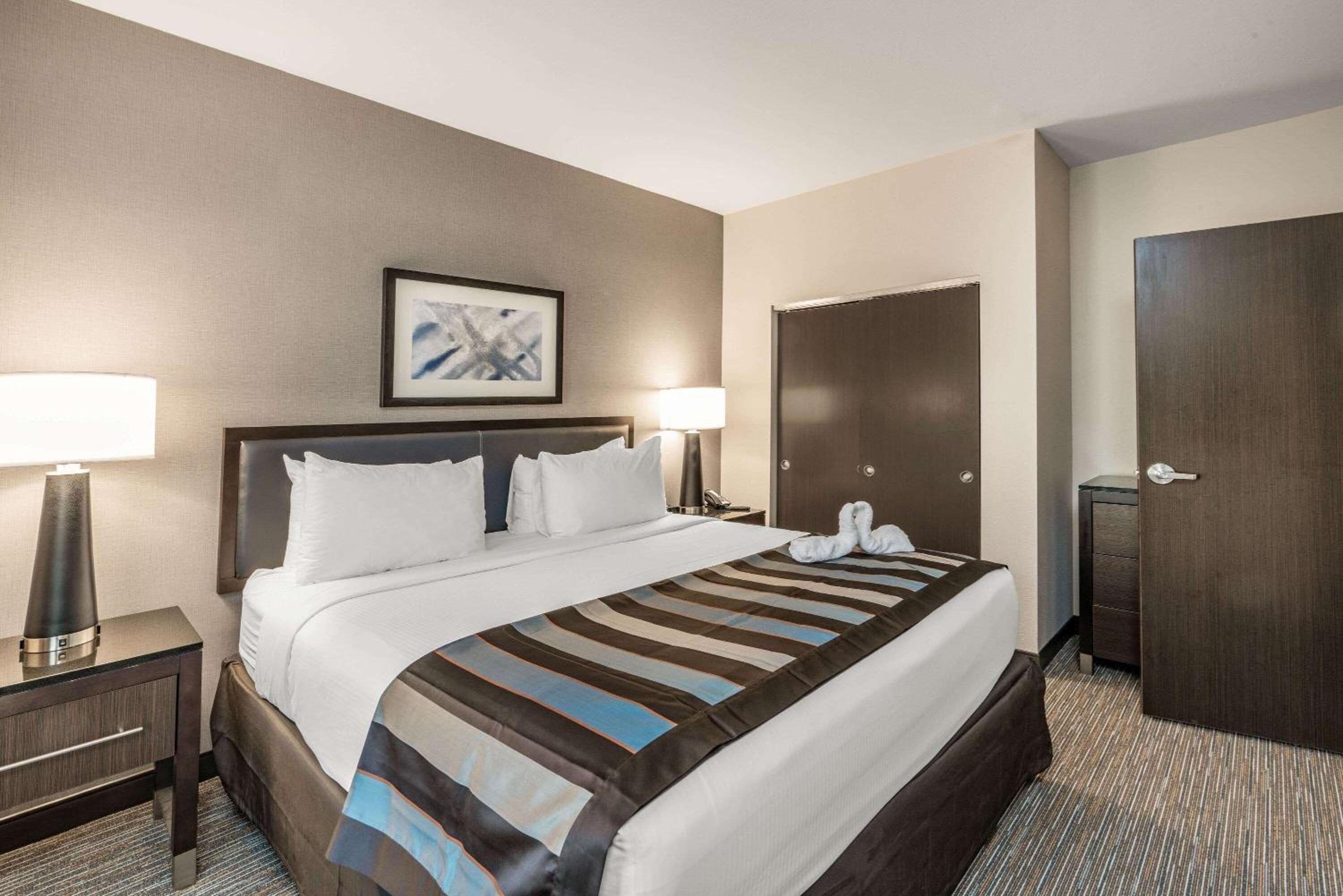 Room, King Bed, Bathtub, Accessible
