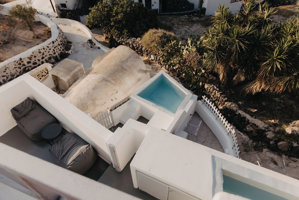 Georgis Apartments 5/50