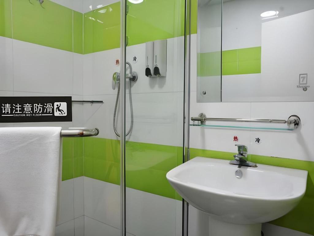 7 Days Inn (Dongguan Houjie Convention and Exhibition Center) 33/42