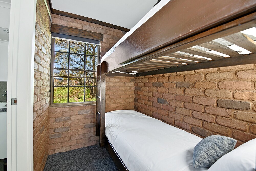 Olde Tudor Hotel 24/41
