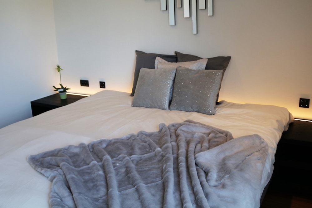 SUITE, KING BED