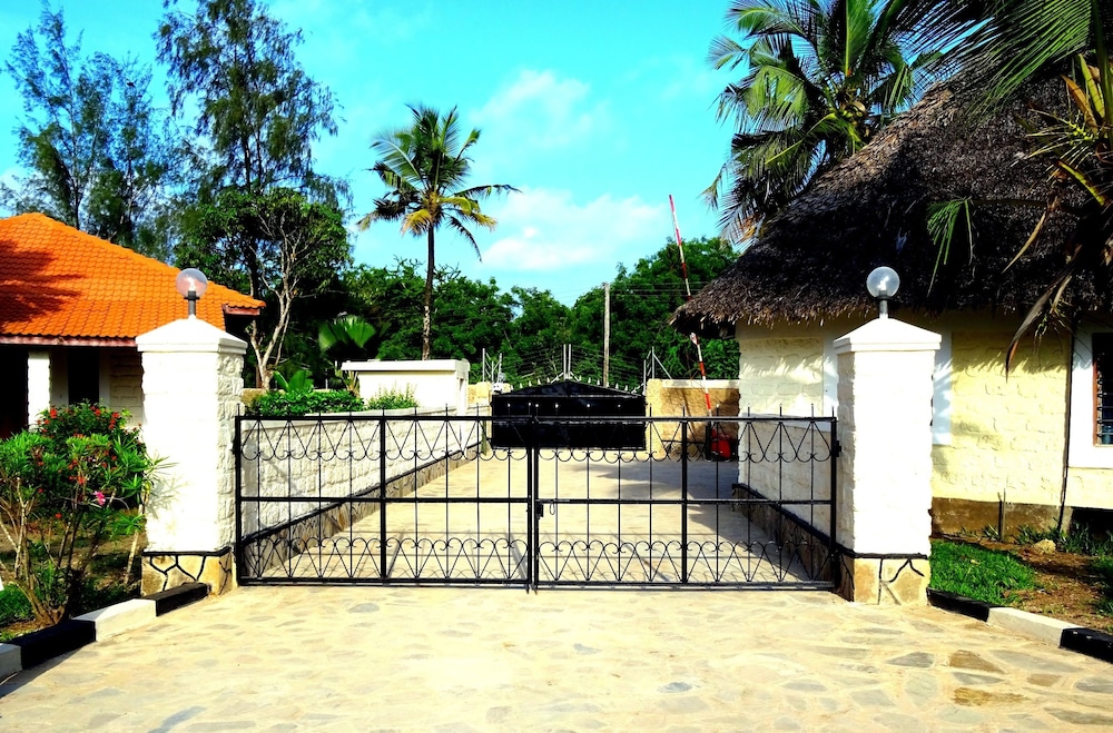 Doric Cottages Diani 32/50