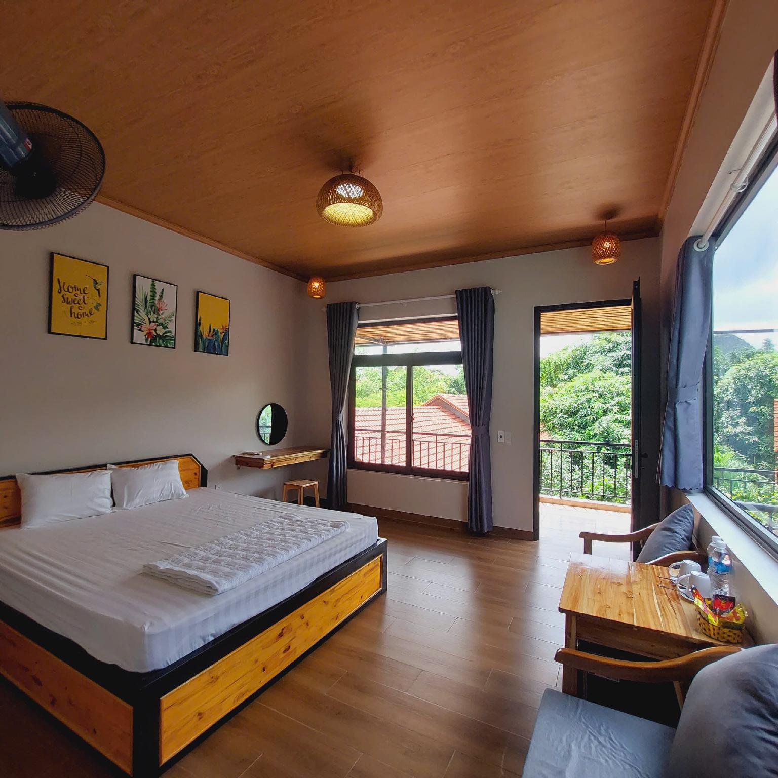 Room, King Bed, Mountain View