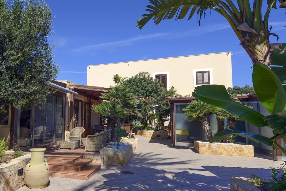 Oasis Hotel Residence and Resort 39/46
