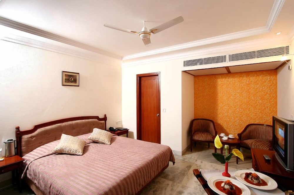 DELUXE, DOUBLE OR TWIN BED