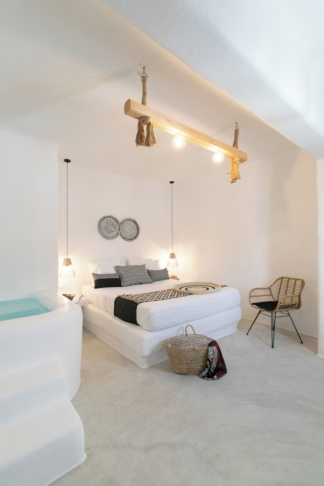 Junior Suite, Queen Bed, Garden View, Jetted Tub, Irida Luxury Apartments 4/7