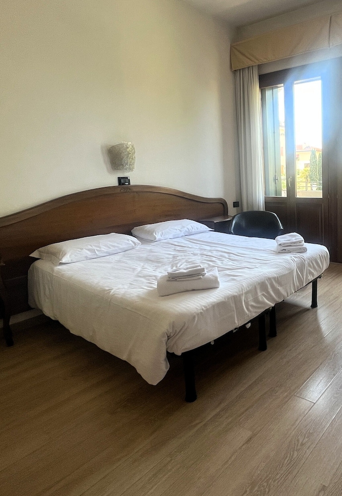 ROOM, TRIPLE