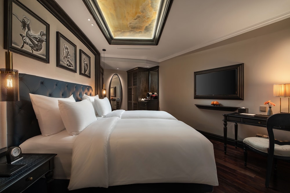 DELUXE, DOUBLE OR TWIN BED