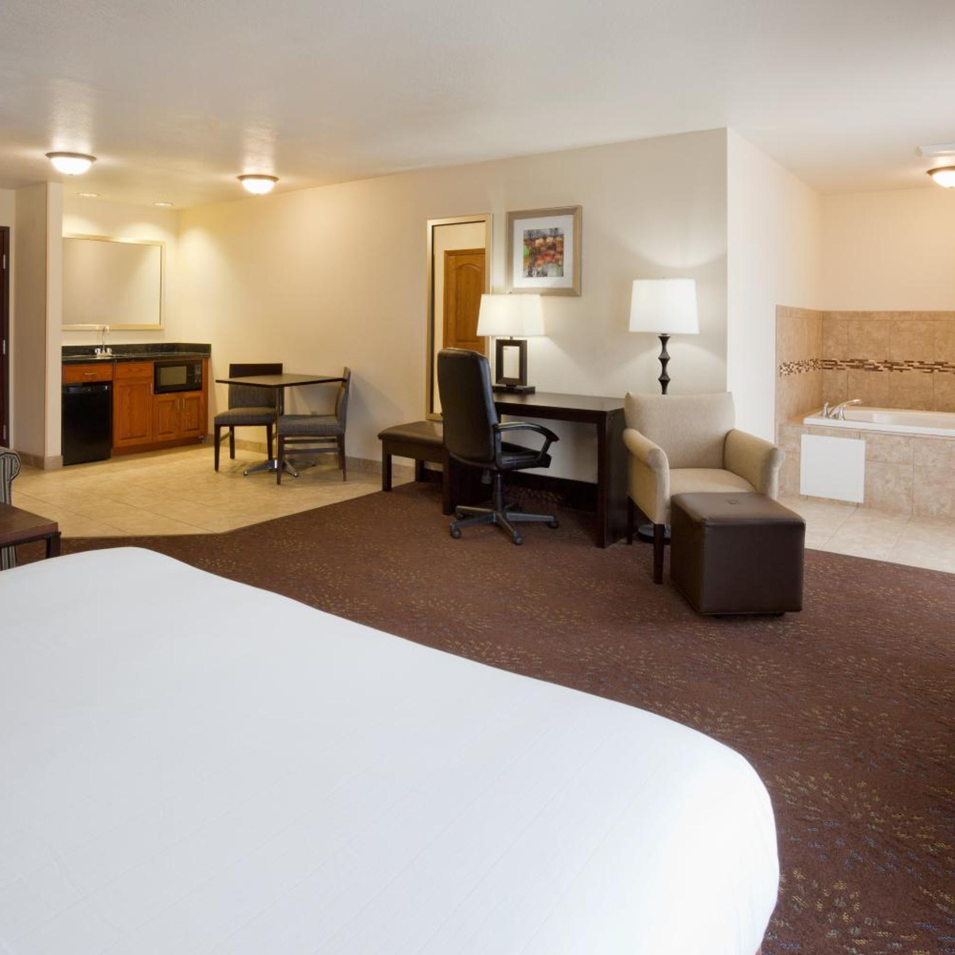 Suite, King Bed, Hot Tub