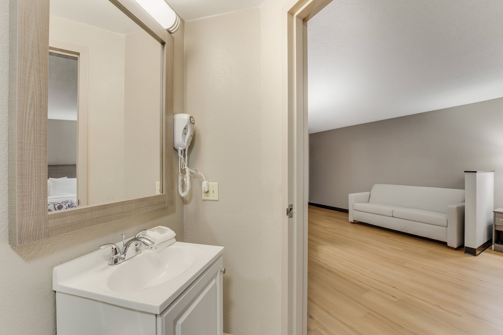 Red Roof Inn & Suites Newport – Middletown, RI 18/44