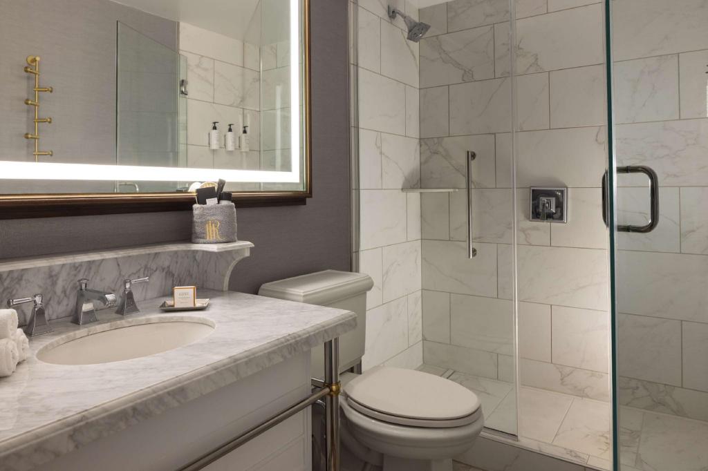 غرفة بسرير كينج بشرفة مع أريكة، Hotel Roanoke Conference Ctr Curio Collection By Hilton 2/3