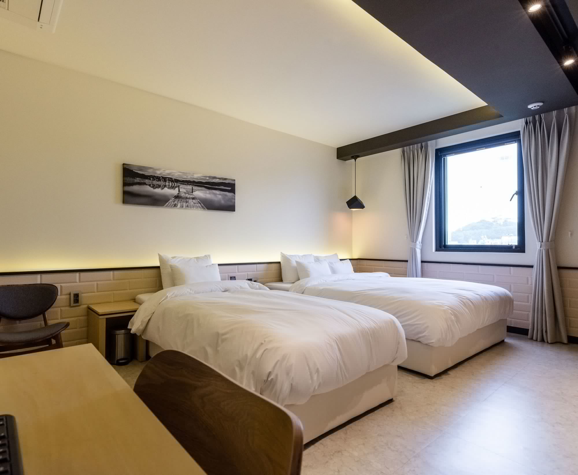 DELUXE, TWIN BEDS