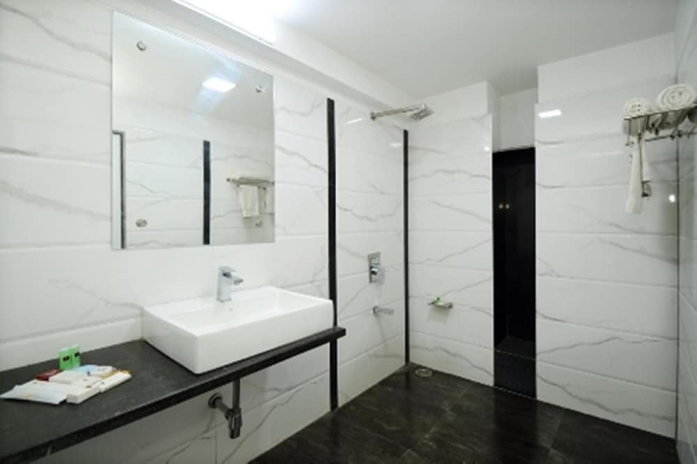 Crimson Park Shripriya Hotel 30/32