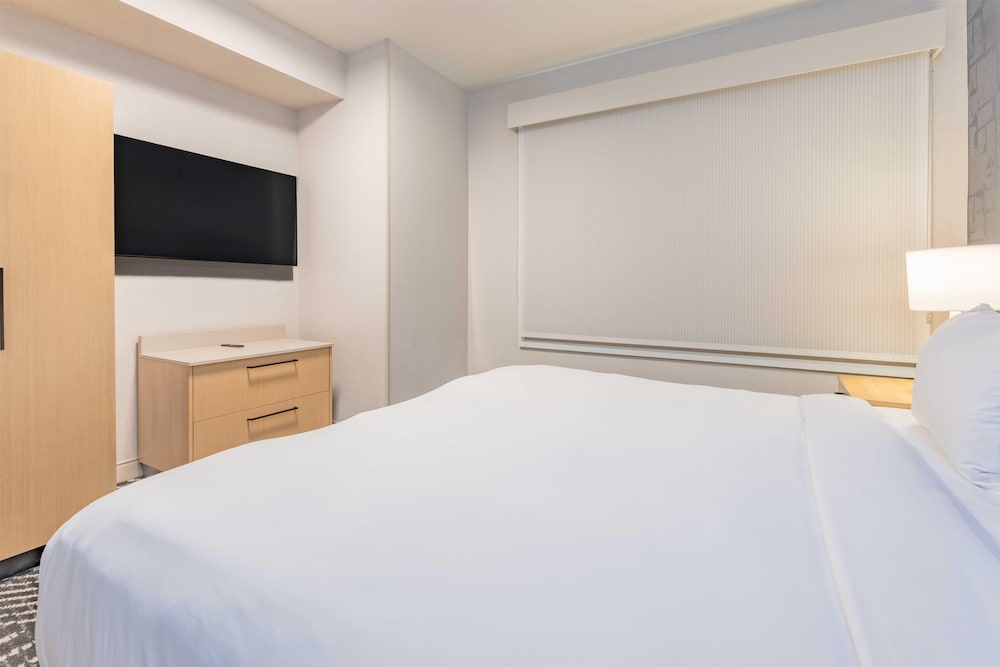 غرفة بسرير كينج مع أريكة، Hyatt House Portland Airport 2/7