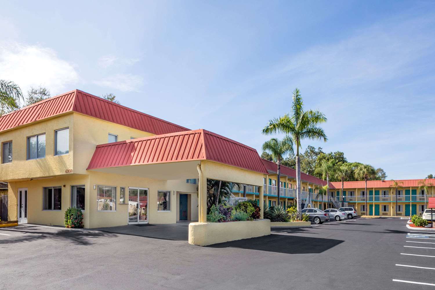 Super 8 By Wyndham Sarasota Near Siesta Key 25/29