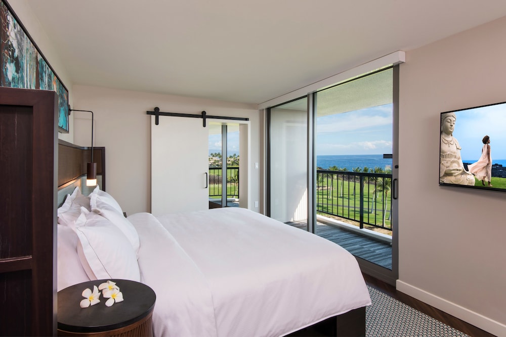 1 Bedroom, Plus, Suite, King Bed, Partial Ocean View, Sofa, Accessible