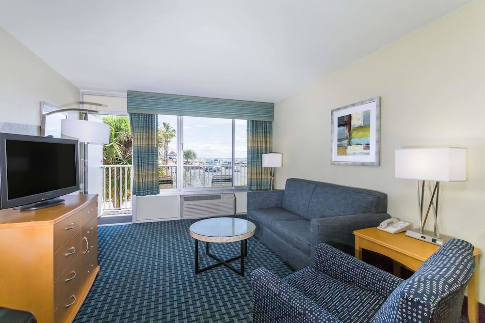 Days Inn By Wyndham Cocoa Beach Port Canaveral 33/44
