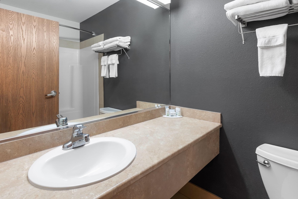 جناح بسرير كينج مع أريكة بجاكوزي، Super 8 By Wyndham Quebec City 10/10