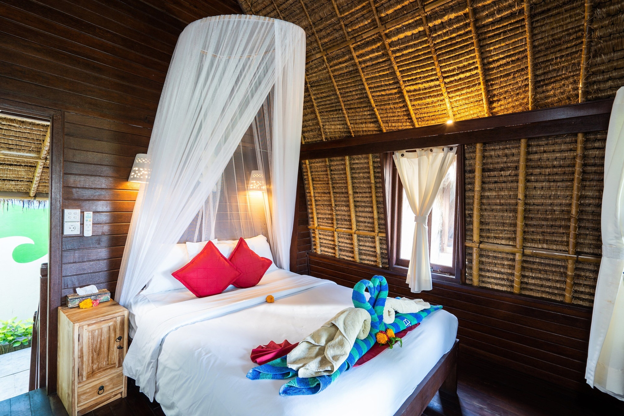 HUT, BUNGALOW