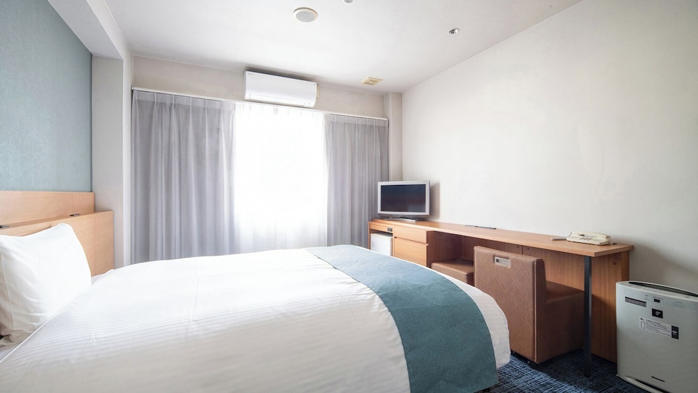 غرفة بسرير كوين
