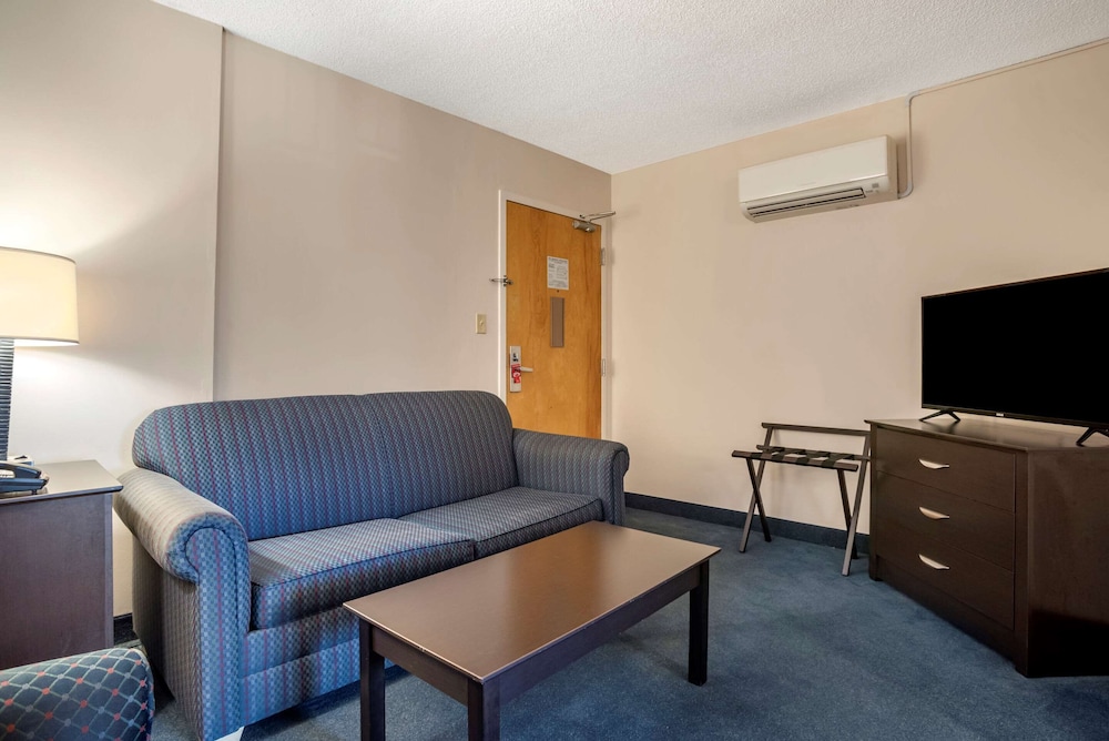 Econo Lodge Inn and Suites Resort Rehoboth Beach 32/42