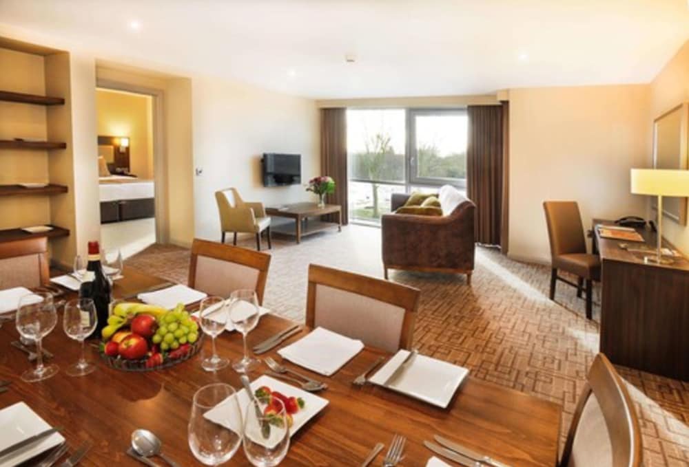 Heston Hyde Hotel 34/43