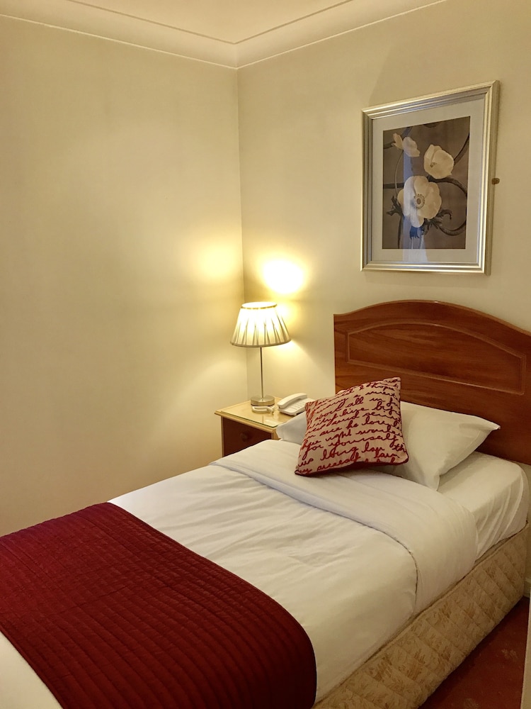 Dergvale Hotel 28/75