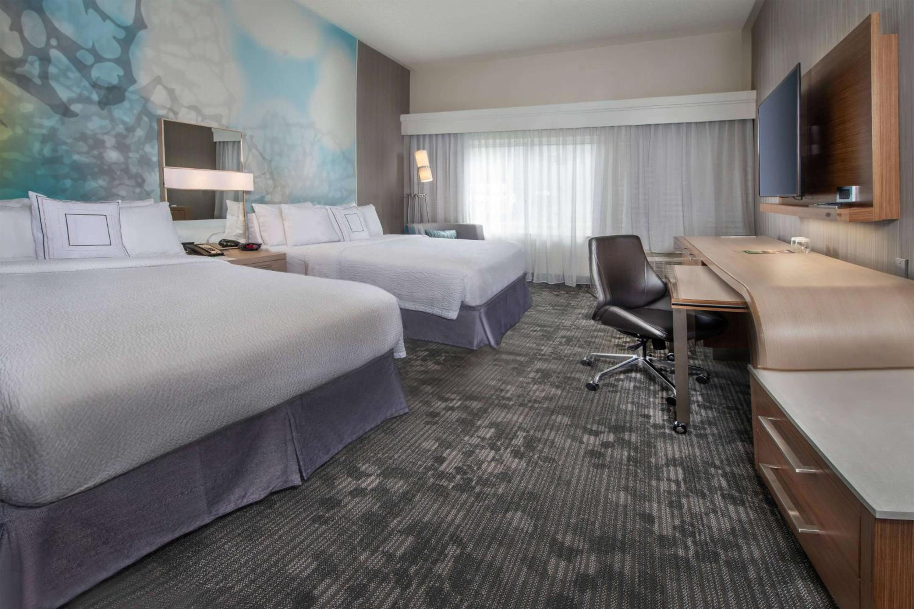 غرفة بسرير كينج مع أريكة، Comfort Inn & Suites Bethlehem Lehigh Valley Airport 2/3
